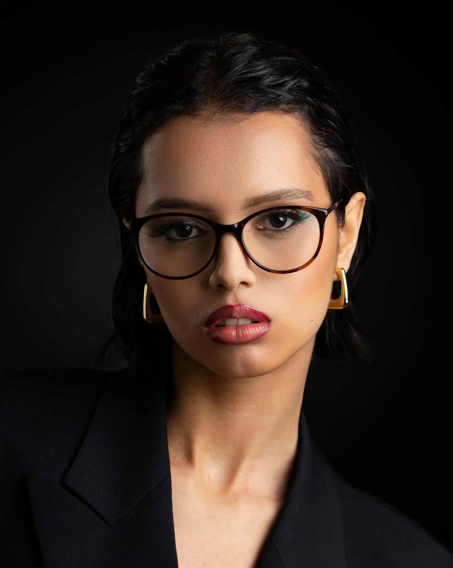 Mujer con gafas y fondo oscuro